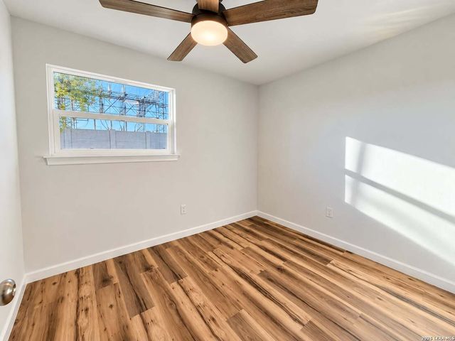 305 W AVIATION BLVD, Universal City, TX 78148