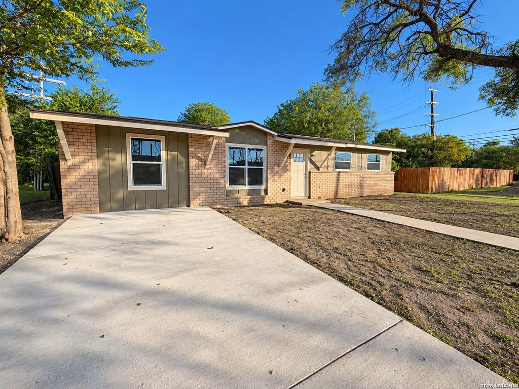 305 W AVIATION BLVD, Universal City, TX 78148