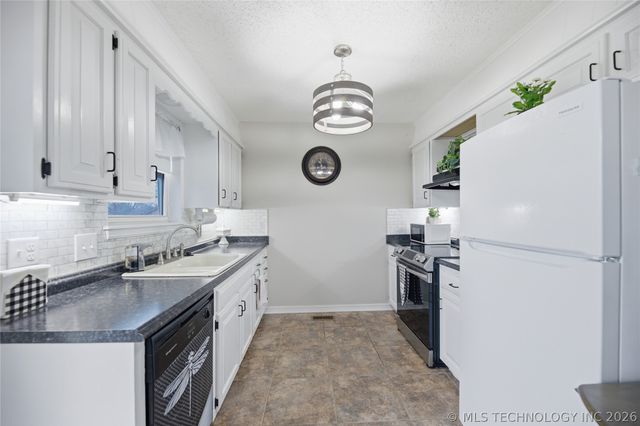 4908 Greenan Drive, Sand Springs, OK 74063