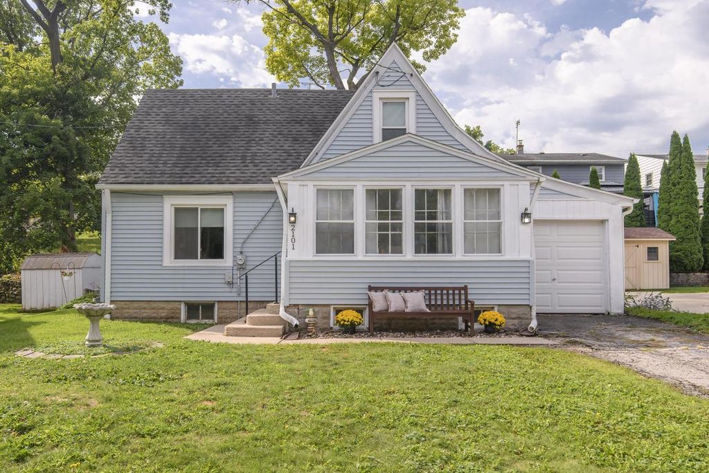 2101 Oaklawn AVENUE, Waukesha, WI 53188