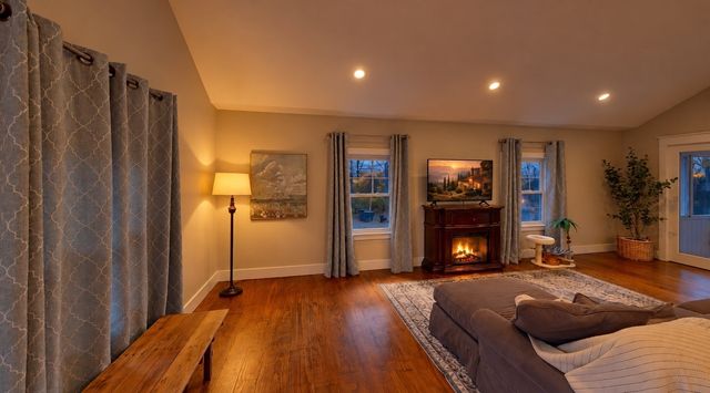 51 Warren Rd, Brimfield, MA 01010