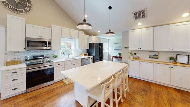 51 Warren Rd, Brimfield, MA 01010