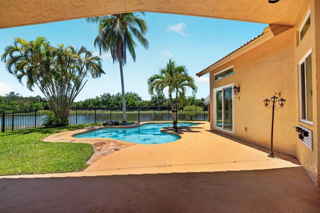 3043 Lakewood Drive, Weston, FL 33332