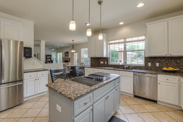 14 TORRINGTON LN, The Hills, TX 78738