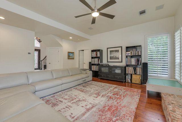 14 TORRINGTON LN, The Hills, TX 78738