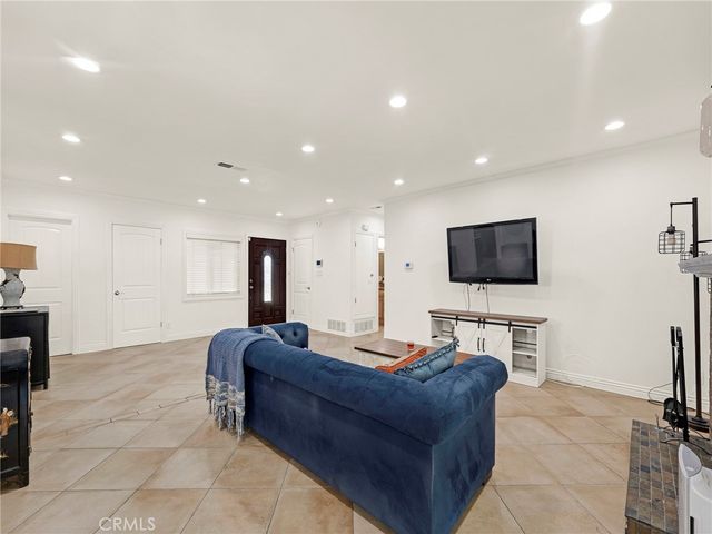 9527 oso Avenue, Chatsworth, CA 91311