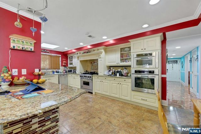 59 Lockwood Drive, Waldwick, NJ 07463