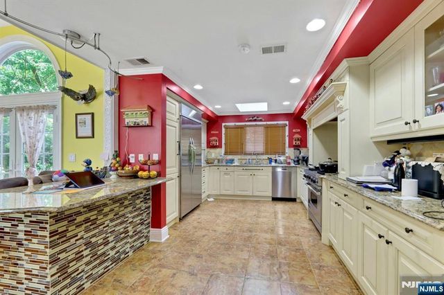 59 Lockwood Drive, Waldwick, NJ 07463