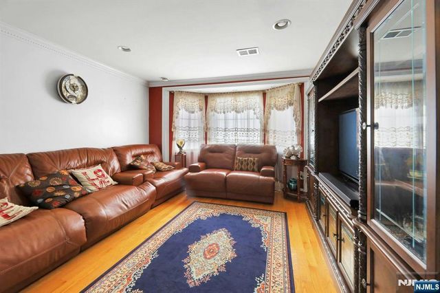 59 Lockwood Drive, Waldwick, NJ 07463
