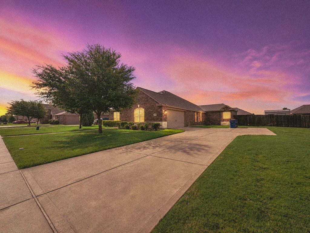 610 Milas Lane, Glenn Heights, TX 75154 — exterior