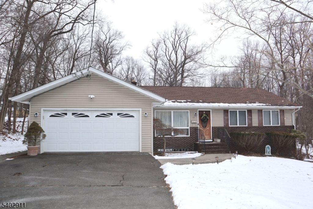 97 Squaw Brook Rd, North Haledon Boro, NJ 07508