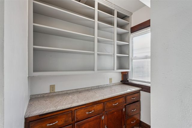 613 S 4th Avenue W, Newton, IA 50208