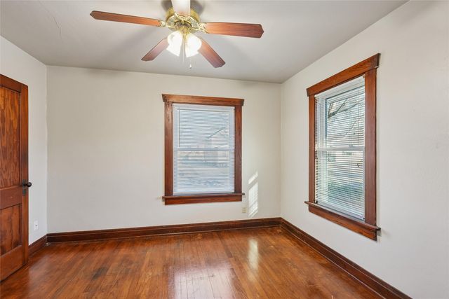 613 S 4th Avenue W, Newton, IA 50208