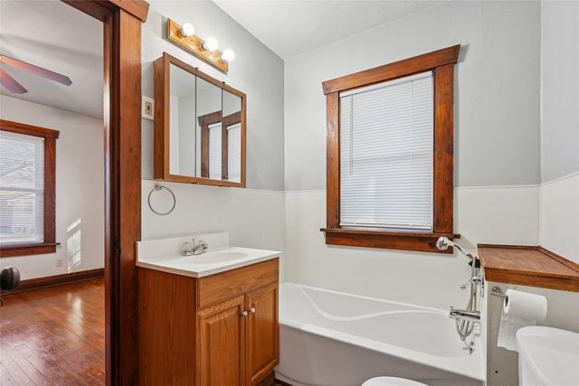 613 S 4th Avenue W, Newton, IA 50208