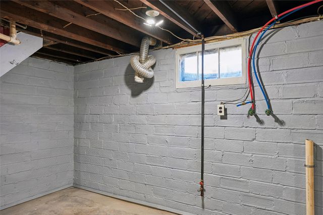 613 S 4th Avenue W, Newton, IA 50208