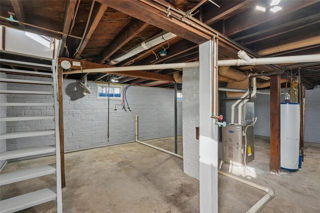 613 S 4th Avenue W, Newton, IA 50208