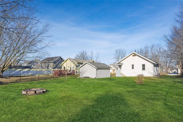 613 S 4th Avenue W, Newton, IA 50208