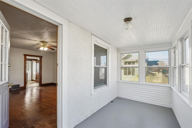 613 S 4th Avenue W, Newton, IA 50208