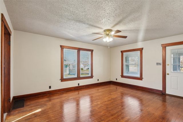 613 S 4th Avenue W, Newton, IA 50208