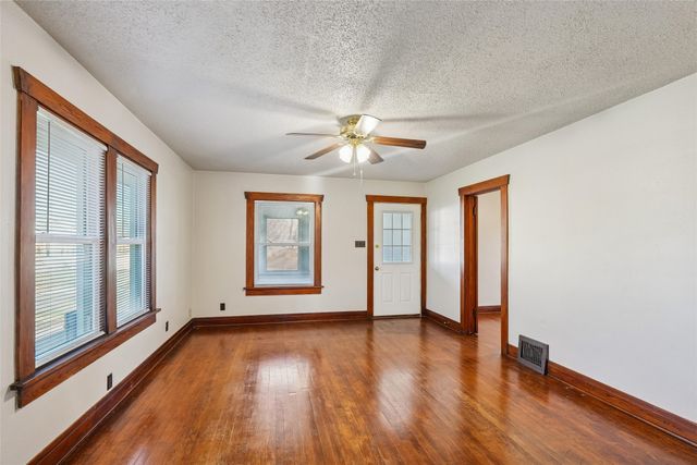 613 S 4th Avenue W, Newton, IA 50208