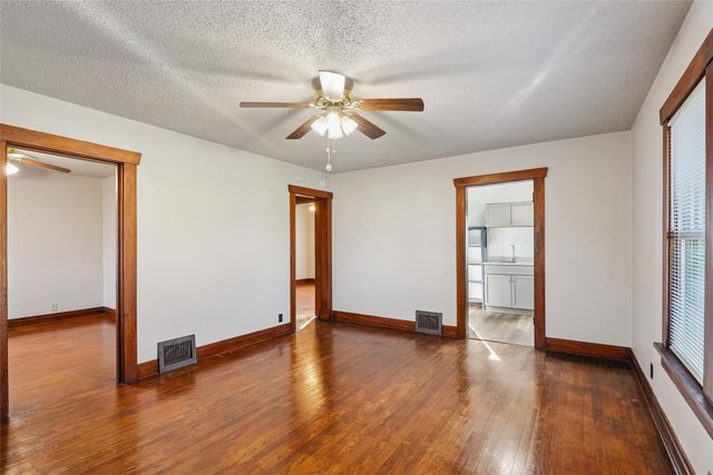 613 S 4th Avenue W, Newton, IA 50208