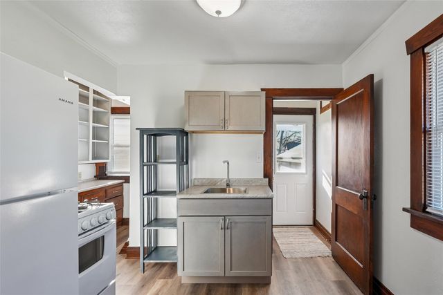 613 S 4th Avenue W, Newton, IA 50208