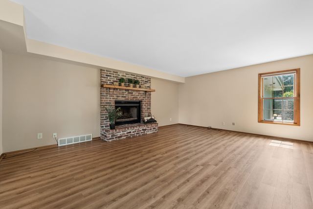 205 Whitaker Court, Woodstock, IL 60098