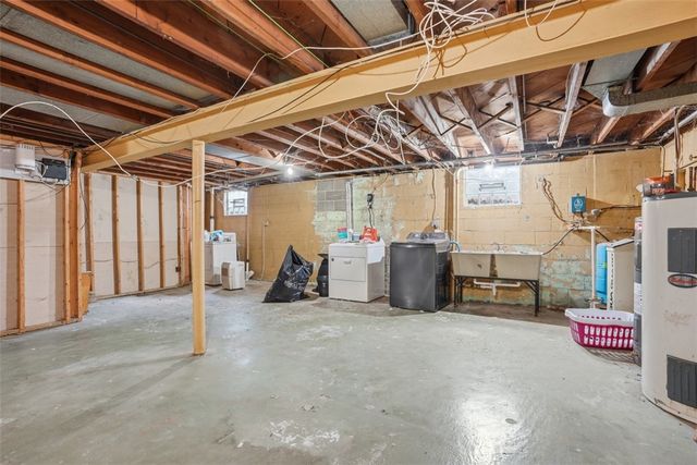 68 Armstrong Dr, Canton Twp, PA 15301