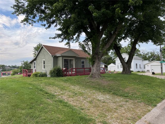 1024 S 3rd Avenue E, Newton, IA 50208