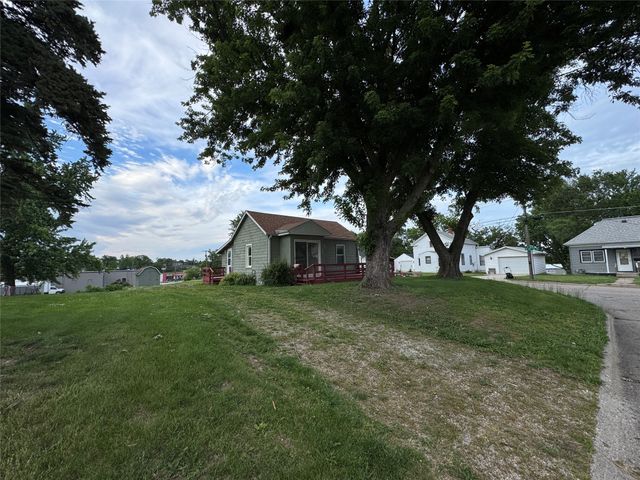 1024 S 3rd Avenue E, Newton, IA 50208