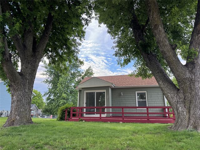 1024 S 3rd Avenue E, Newton, IA 50208