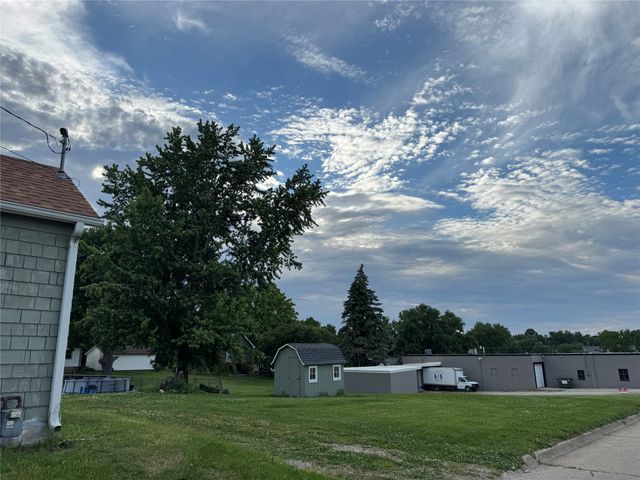 1024 S 3rd Avenue E, Newton, IA 50208