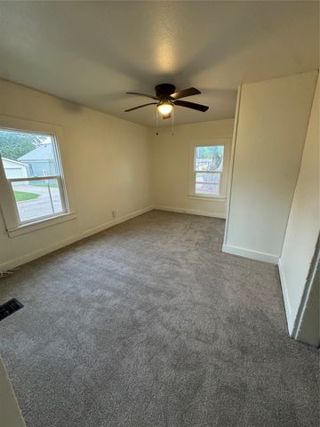 1024 S 3rd Avenue E, Newton, IA 50208