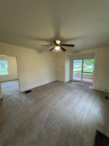 1024 S 3rd Avenue E, Newton, IA 50208