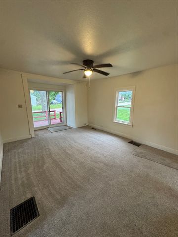 1024 S 3rd Avenue E, Newton, IA 50208