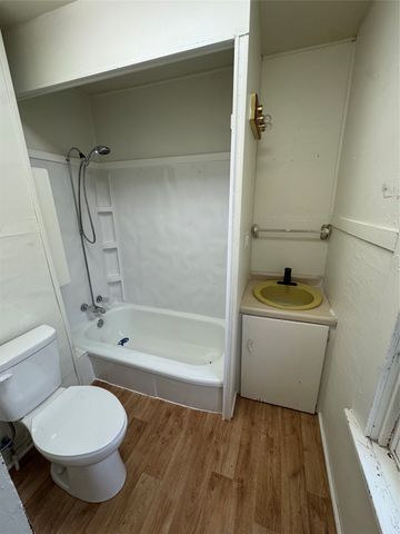 1024 S 3rd Avenue E, Newton, IA 50208