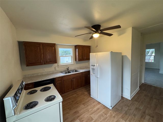 1024 S 3rd Avenue E, Newton, IA 50208