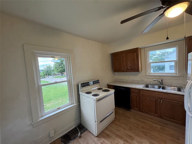 1024 S 3rd Avenue E, Newton, IA 50208