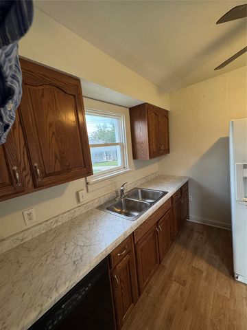 1024 S 3rd Avenue E, Newton, IA 50208