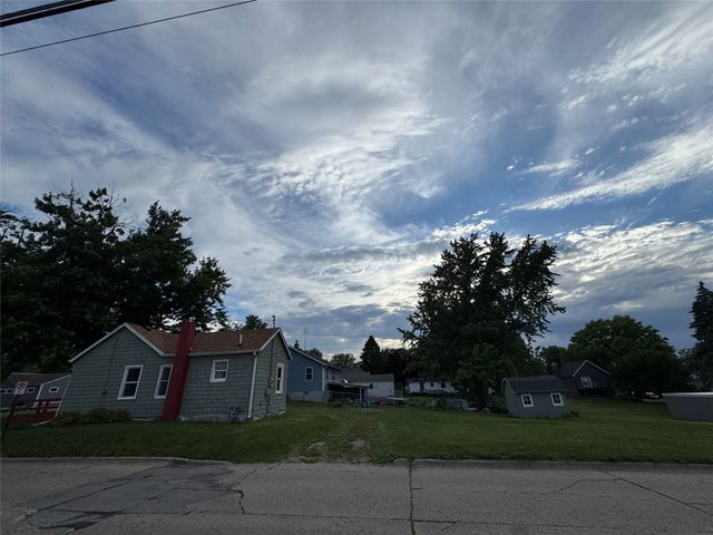 1024 S 3rd Avenue E, Newton, IA 50208