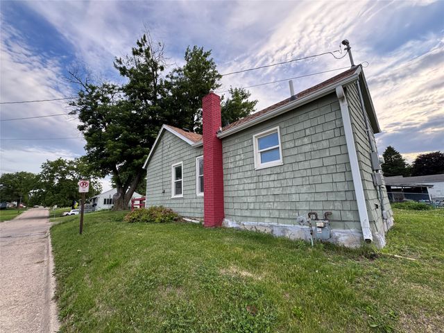 1024 S 3rd Avenue E, Newton, IA 50208