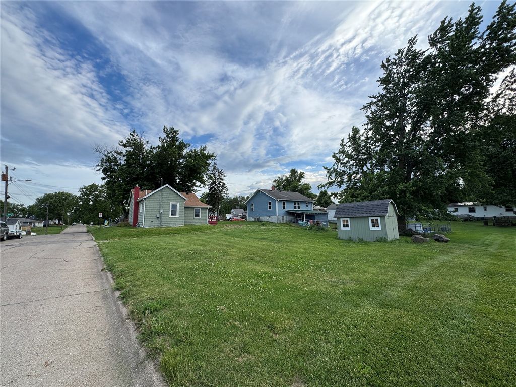 1024 S 3rd Avenue E, Newton, IA 50208