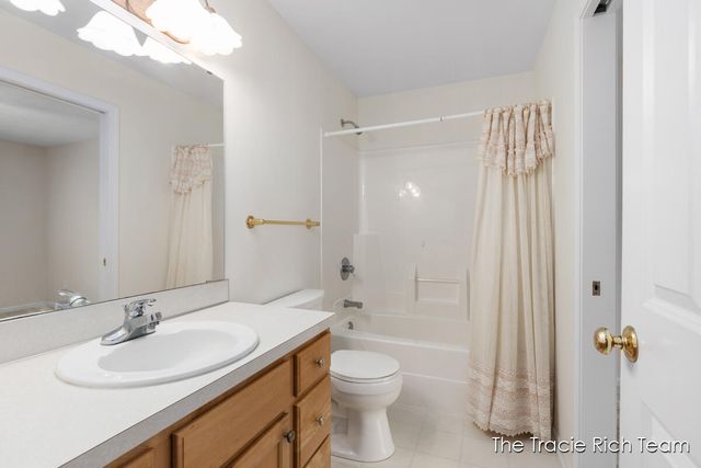 4889 Castle Hill Court, Rockford, MI 49341