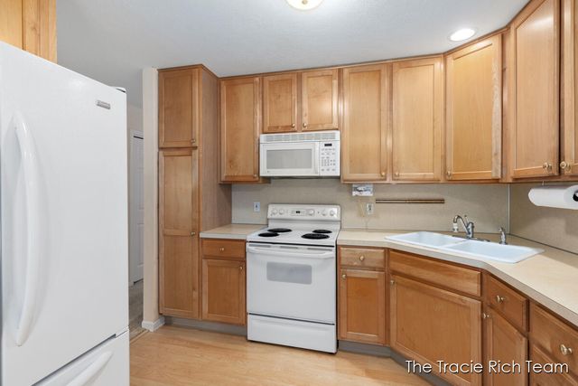 4889 Castle Hill Court, Rockford, MI 49341