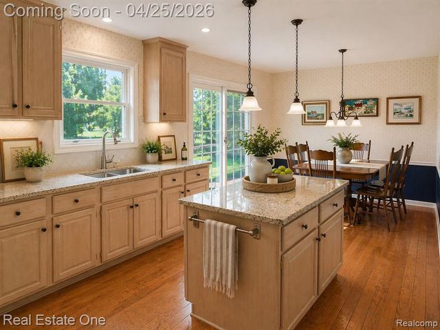 37917 Glengrove Drive, Farmington, MI 48331