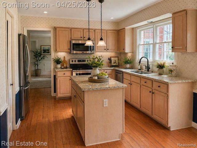 37917 Glengrove Drive, Farmington, MI 48331