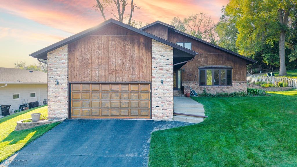 747 5th Avenue NW, Valley City, ND 58072