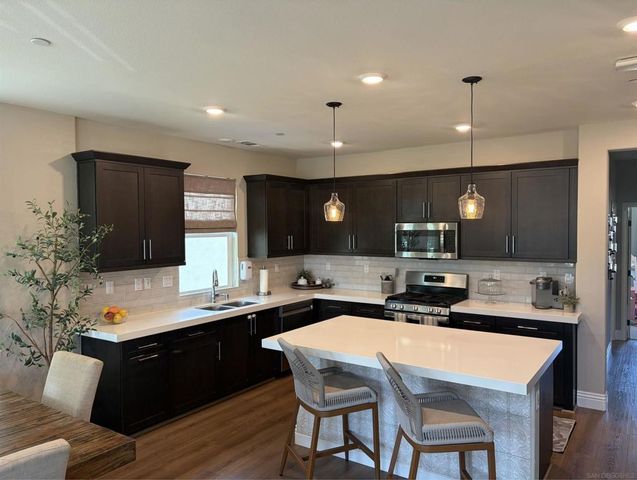 21516 Harmony Village Dr, Escondido, CA 92029