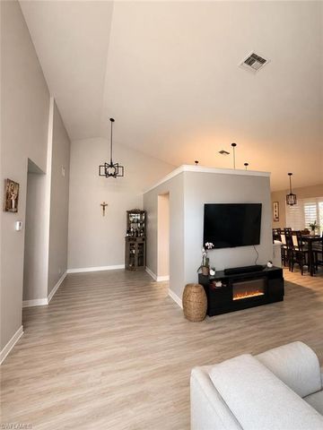 113 Bristol LN C7, Naples, FL 34112