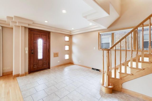 5731 S Newland Avenue, Chicago, IL 60638